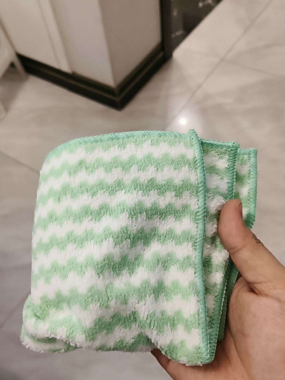 Customer using microfiber cleaning cloth
