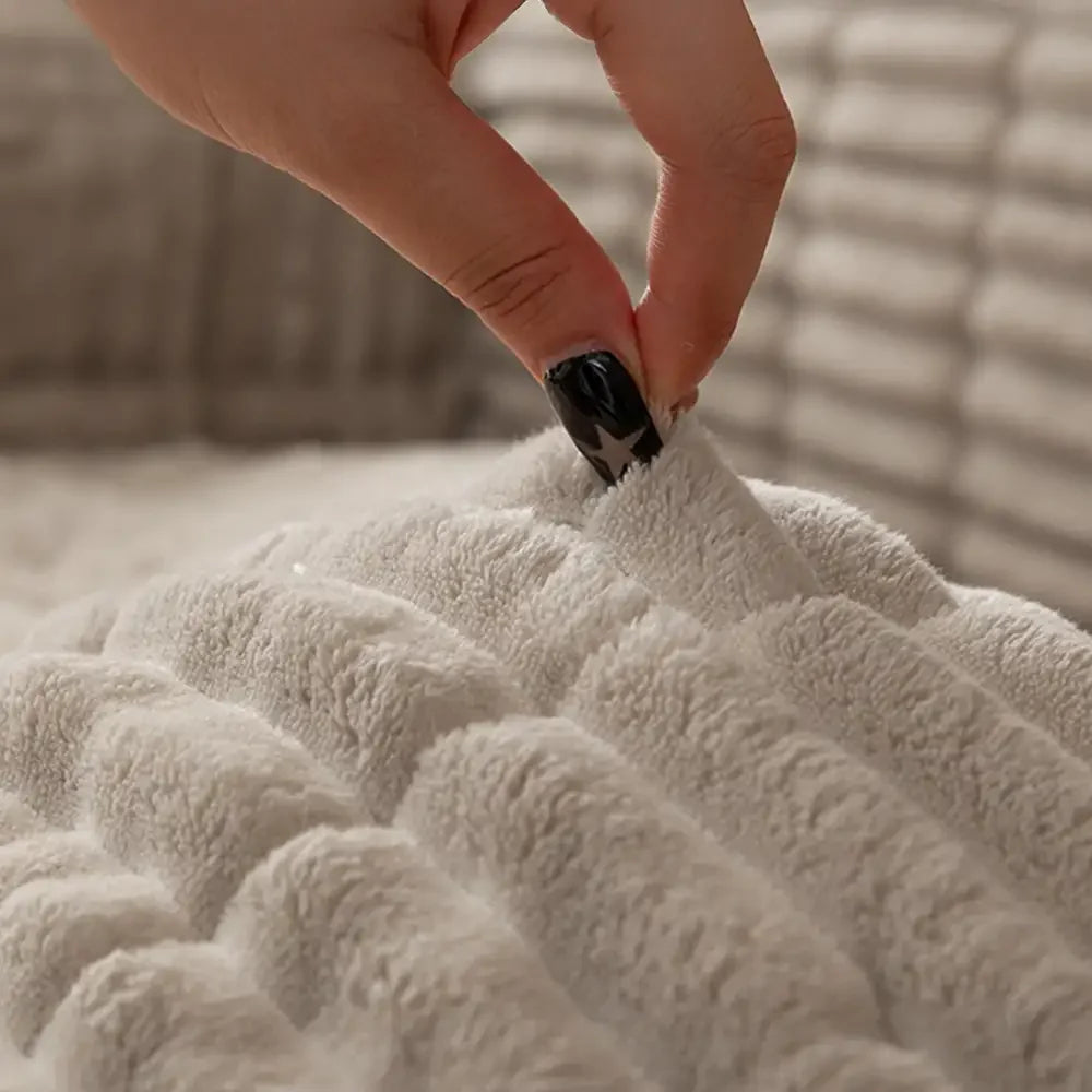 🏡Non-Slip Flannel Couch Cover One-Piece,✨ Soft Quilted Sofa Protector Slipcover, Warm & Cozy Furniture Shield for Pets & Kids🏡